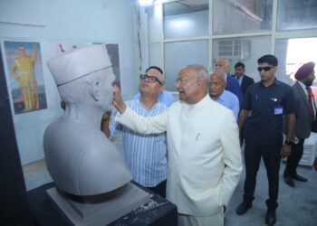 Former President Kovind visits sculptor Naresh Kumar Kumawat’s studio